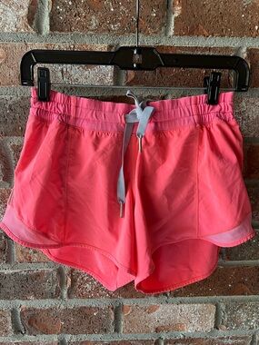 Lululemon Hotty Hot Shorts Flashlight
Coral Pink - size 6